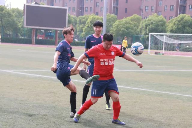 约基奇31分掘金大胜马刺回西部第一 爵士擒鹰